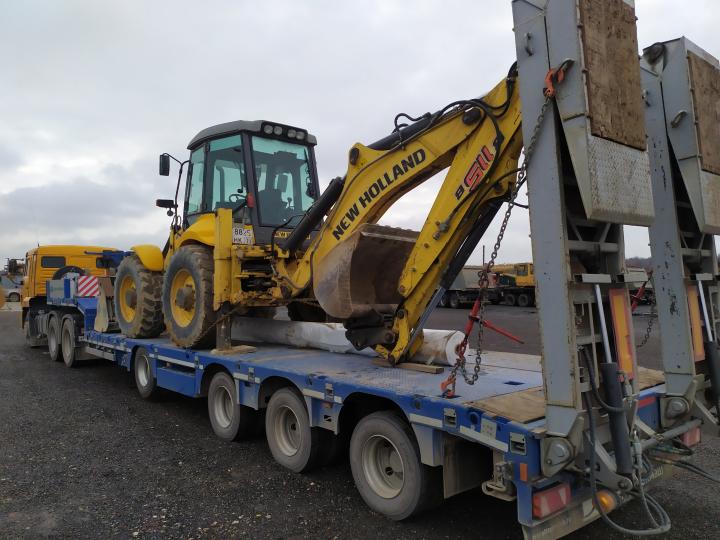 Перевозка спецтехники тралом-компания Техоптимум.
Седельный тягач КАМАЗ 65116 и низкорамный трал Тверьстроймаш 993941 компании Техоптимум.