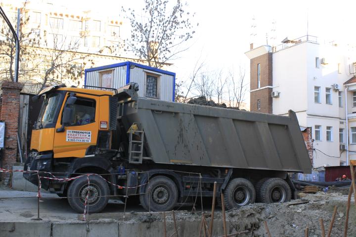 Компания Техоптимум-разработка котлована и вывоз грунта.
Cамосвалы RENAULT K 440 компании Техоптимум.